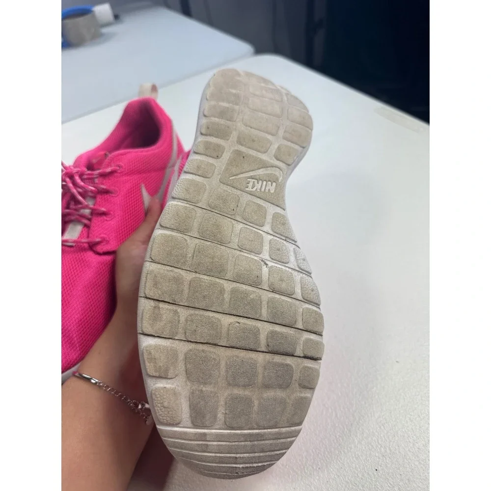 Nike Roshe‎ One Sneakers Pink White Athletic Running Shoes Womens 8